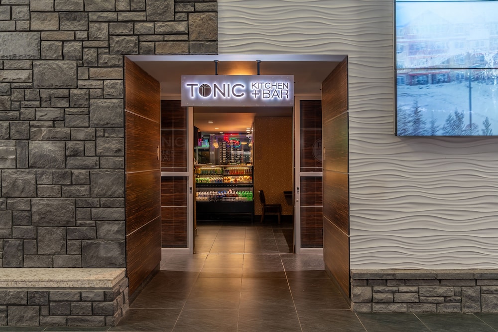 Hotel Clique Calgary Airport 11/53