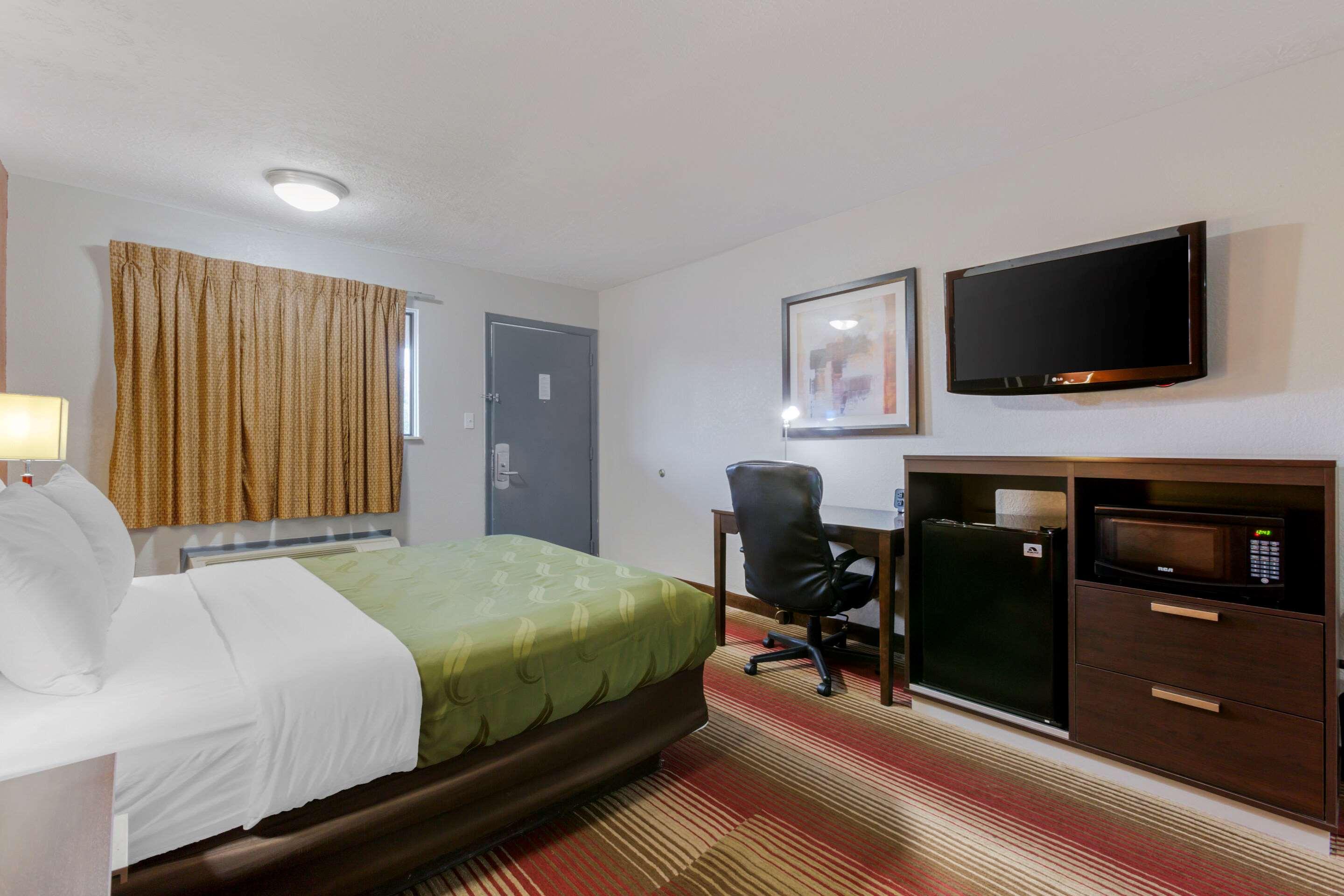 ROOM, QUEEN BED, SMOKING