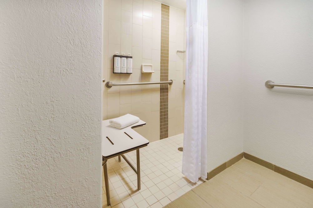 Hyatt Place Across from Universal Orlando Resort 60/60