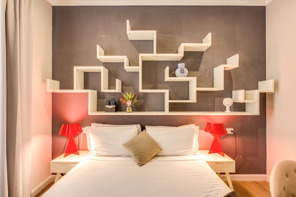 Hotel 87 Eighty-seven 10/72