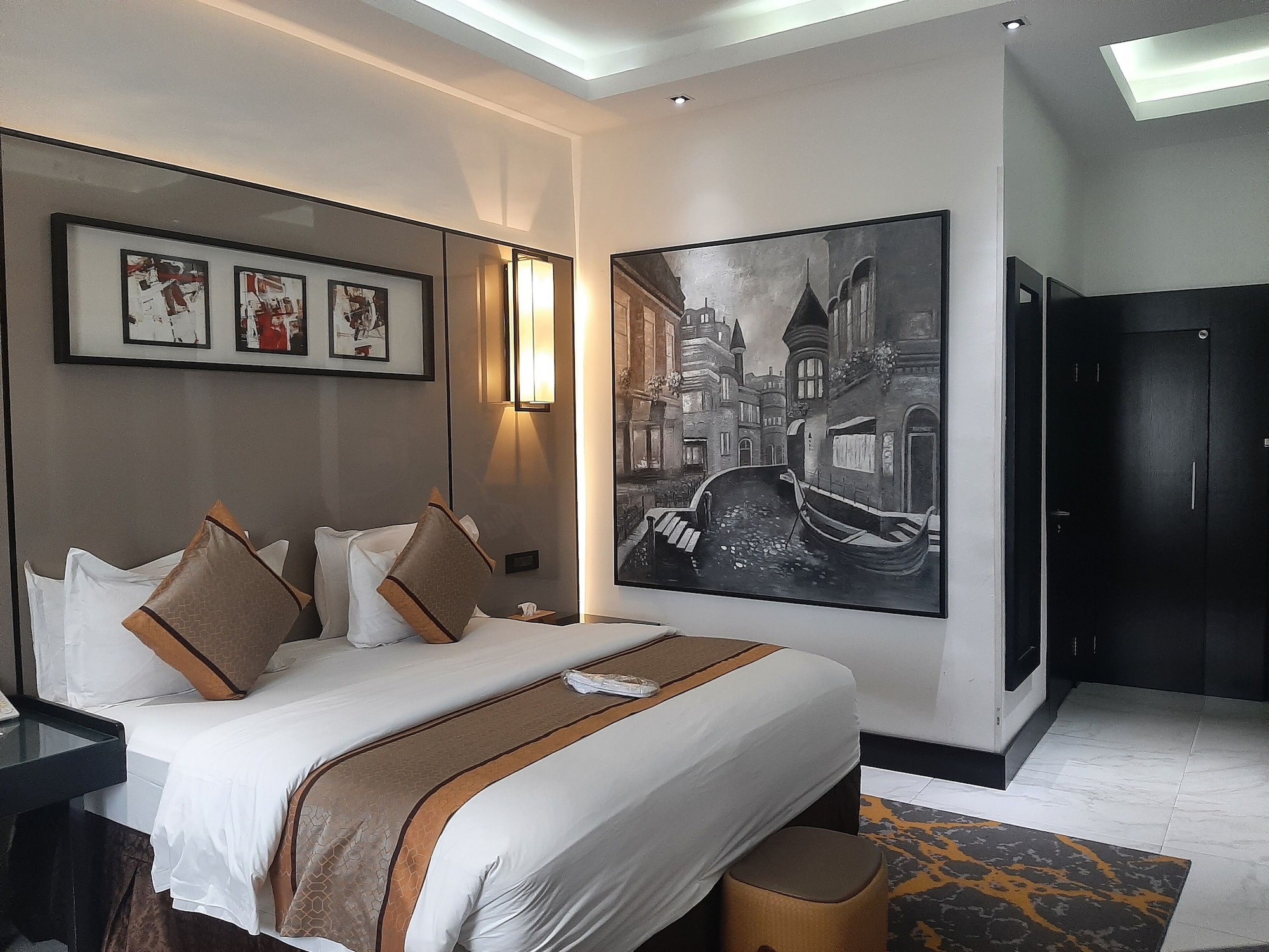 DELUXE, DOUBLE BED