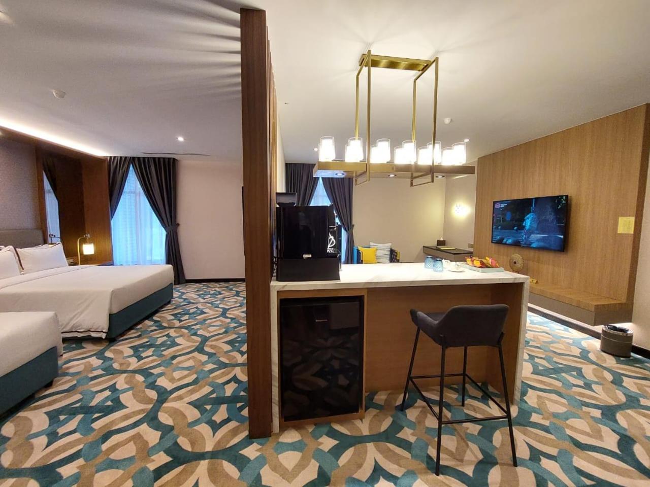 CHRISTEE SUITES 28/37