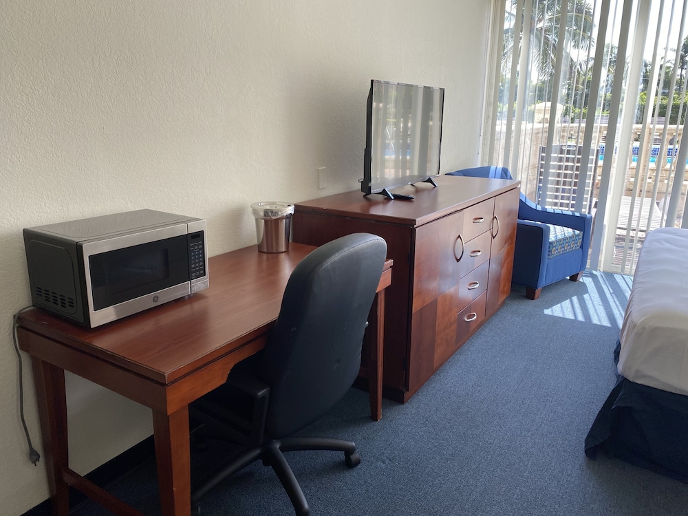 Miami Gardens Inn and Suites 24/30