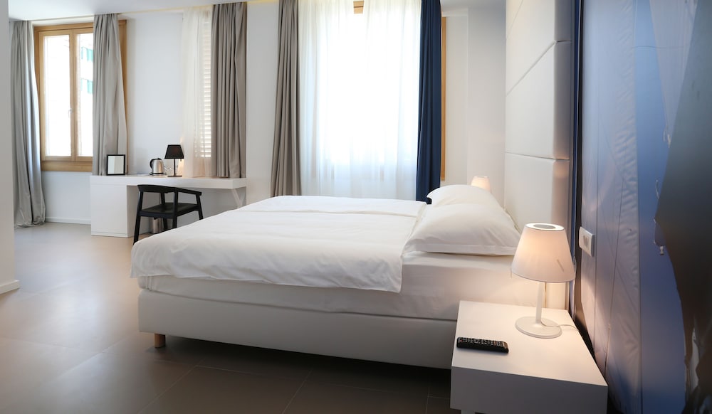 DELUXE, DOUBLE BED, SEA VIEW