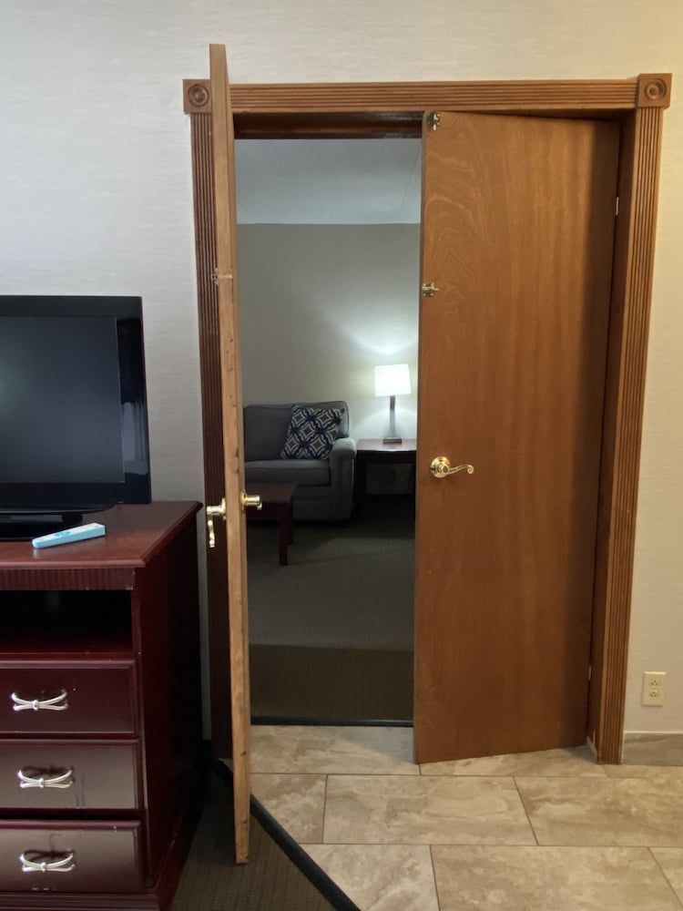 Clarion Inn and Suites Grand Rapids Airport 53/63
