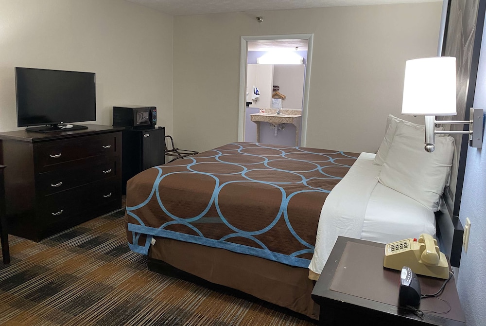 Super 8 by Wyndham Covington GA 14/32