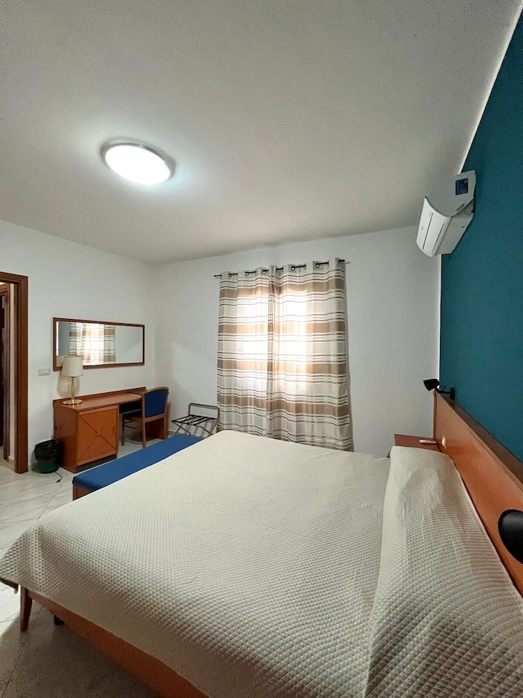 ROOM, QUADRUPLE