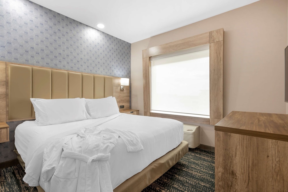 جناح بسرير كينج مع أريكة بحوض جاكوزي بمطبخ، Best Western Premier Executive Residency Medicine Hat 3/10