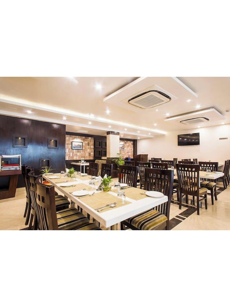 OYO Premium JHV Mall Cantonment 27/30