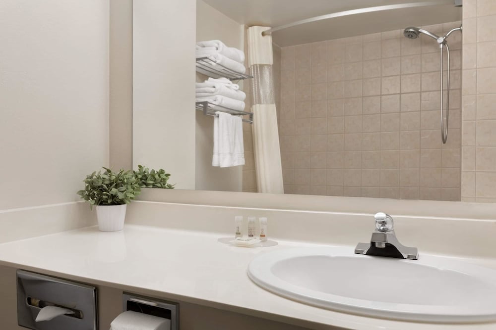 Days Inn by Wyndham Ottawa Airport 45/48