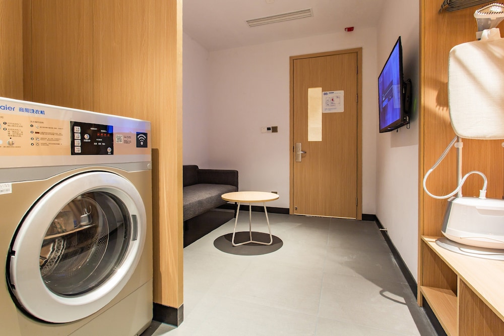 Holiday Inn Express Jiangmen Jianghai 33/79