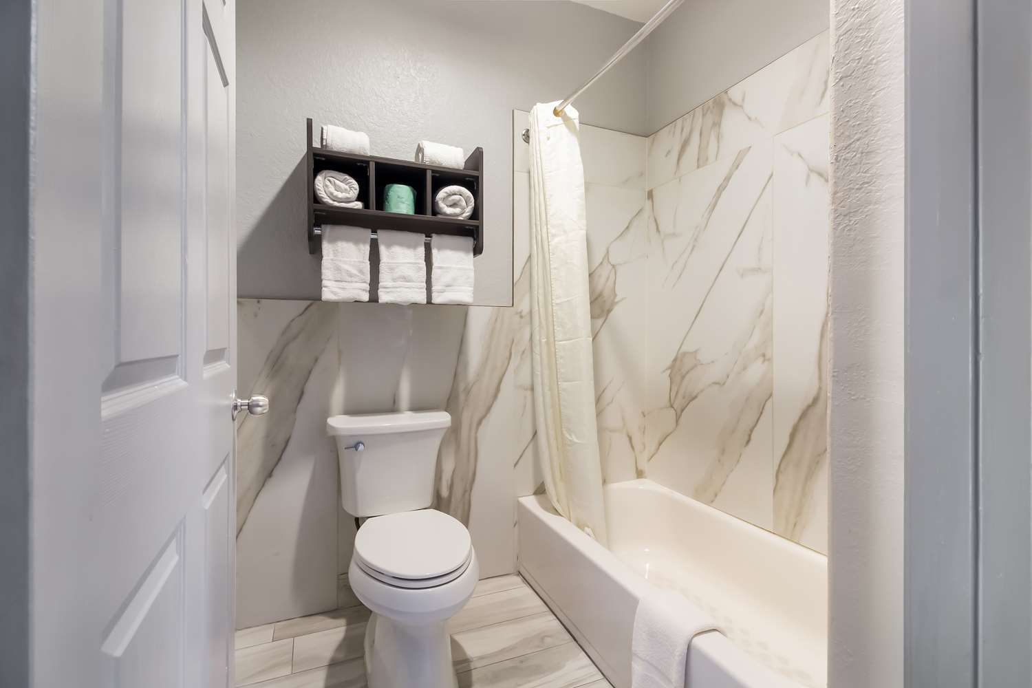 Americas Best Value Platinum Inn Suites 24/24