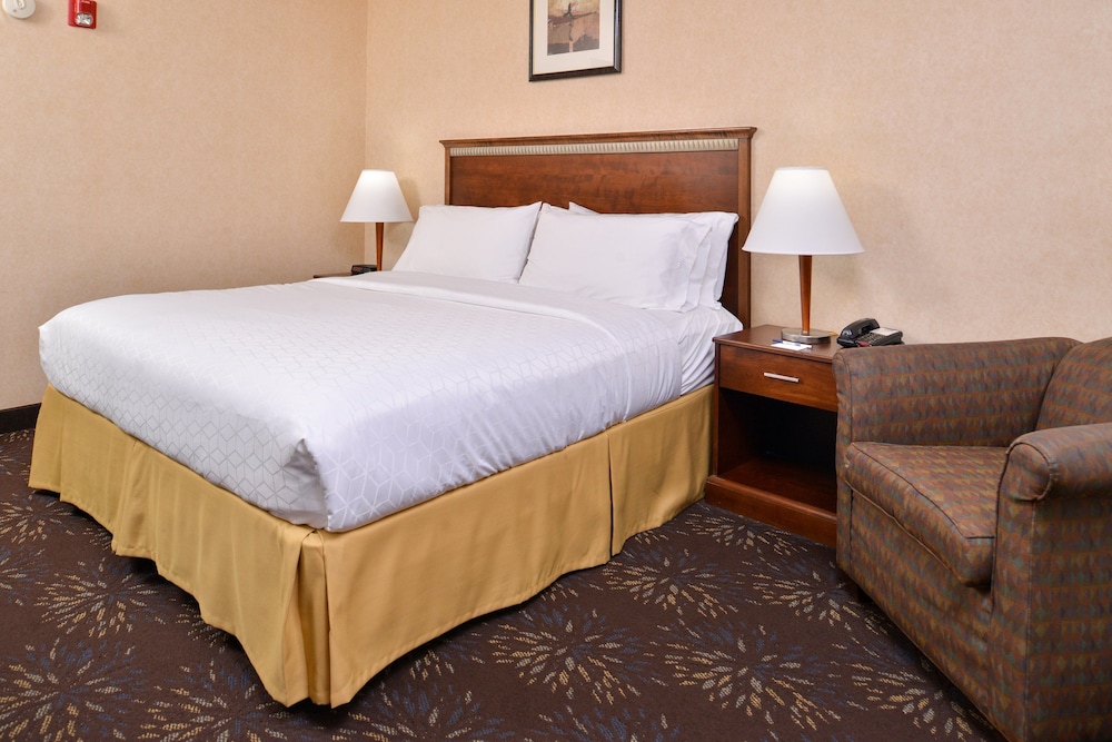 Holiday Inn Express Hotel Suites West Chester 26/76