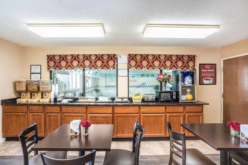 Econo Lodge Princeton 35/43