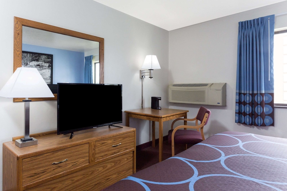 Super 8 by Wyndham Wisconsin Dells 9/16