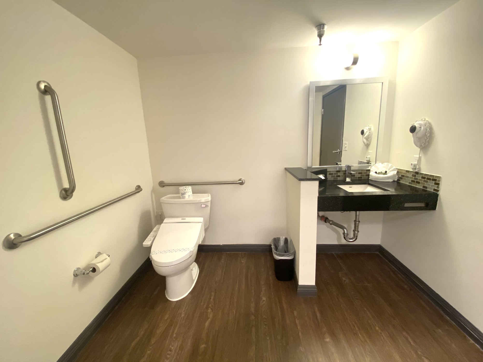 غرفة قياسية بسريرين كوين لذوي الإعاقة، Redac Gateway Hotel 5/5