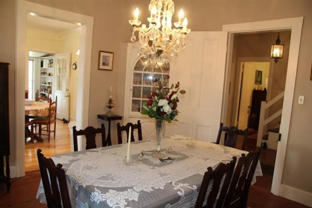 Riverboat Bed & Breakfast 33/43