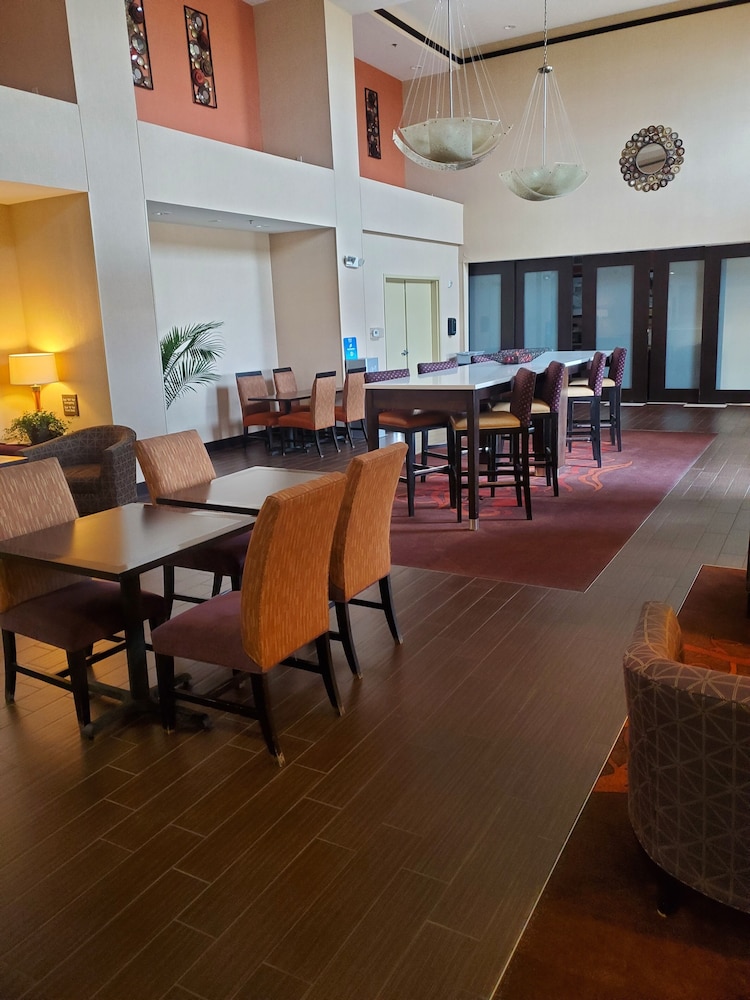 Hampton Inn and Suites Jamestown ND 19/26