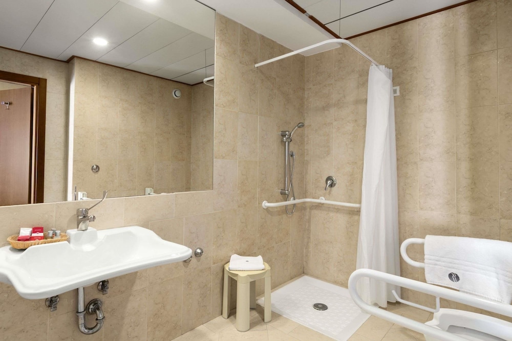 Ramada By Wyndham Naples 7/47