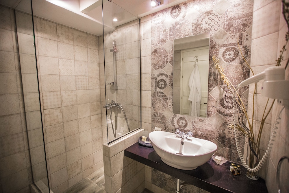 Tholaria Boutique Hotel 48/50