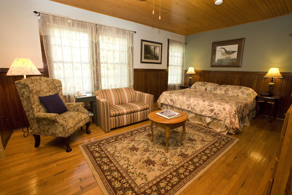 Highland Lake Inn & Resort 50/77