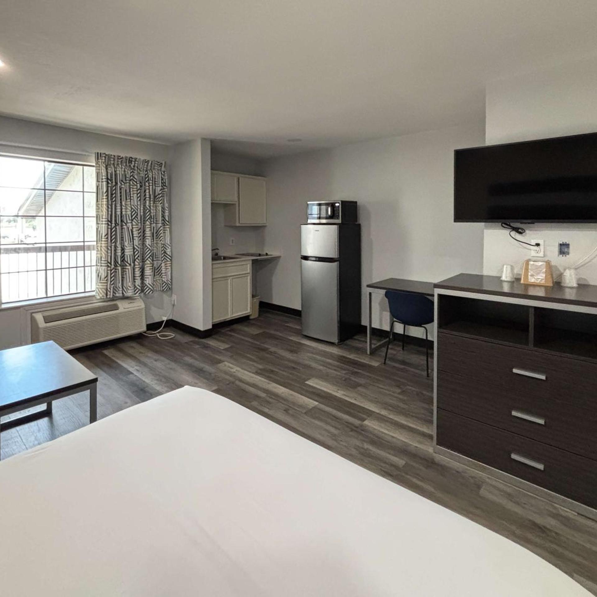 2 Queen Beds - Non-Smoking, Micfridge، Motel6 La Porte, TX 8/10