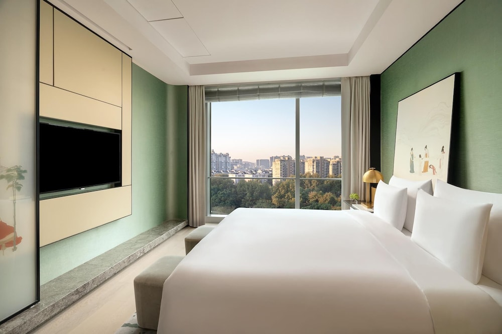 Deluxe, King Bed, City View