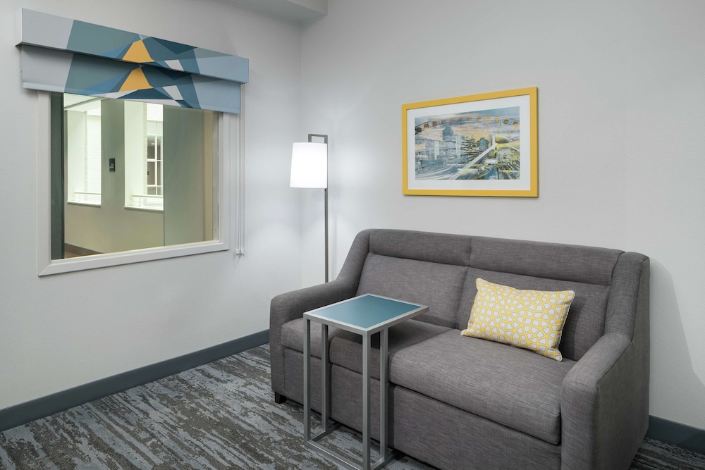 Hampton Inn and Suites Atlanta Downtown 42/56