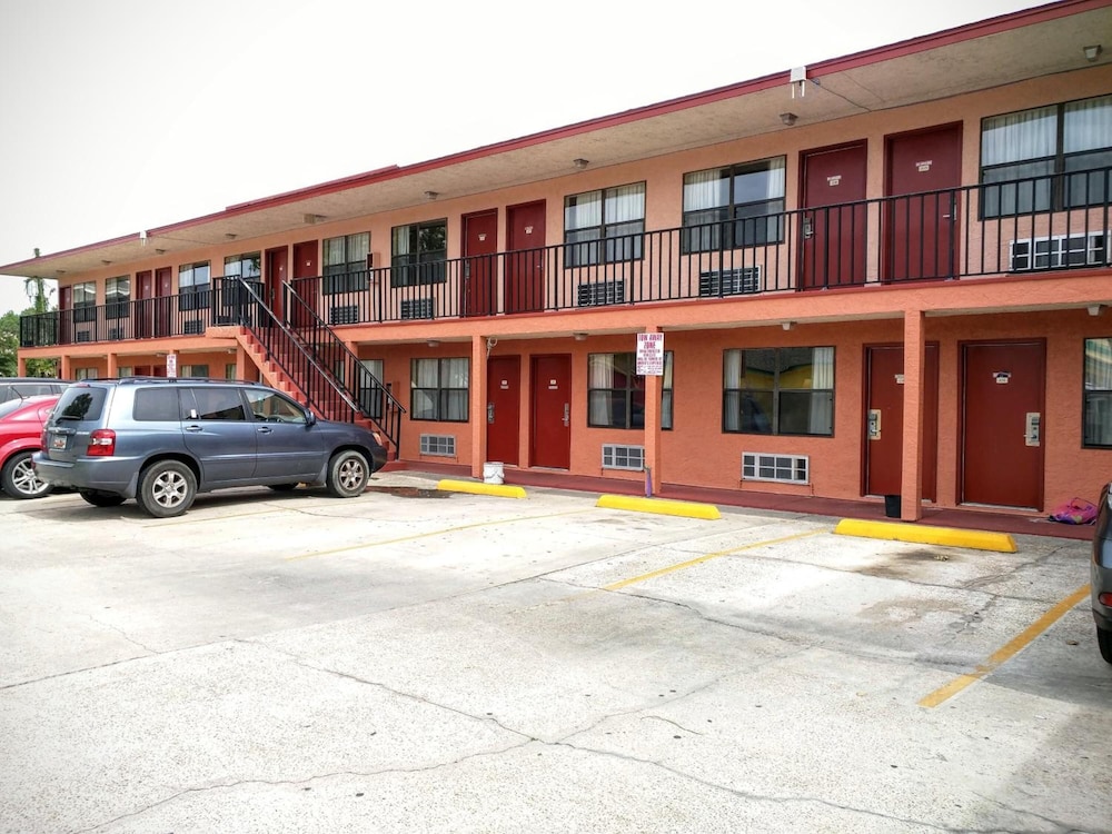 Summer Breeze Motel 50/52