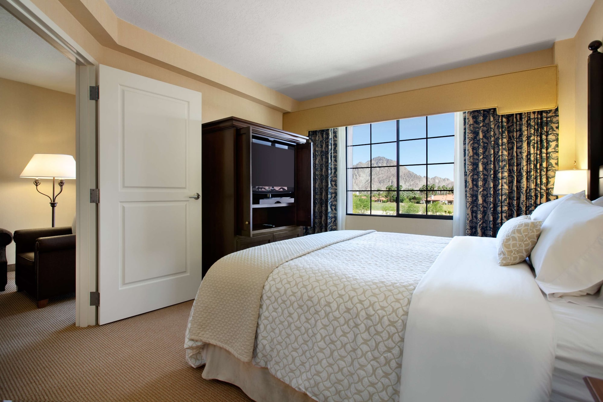 Suite, King Bed, Sofa