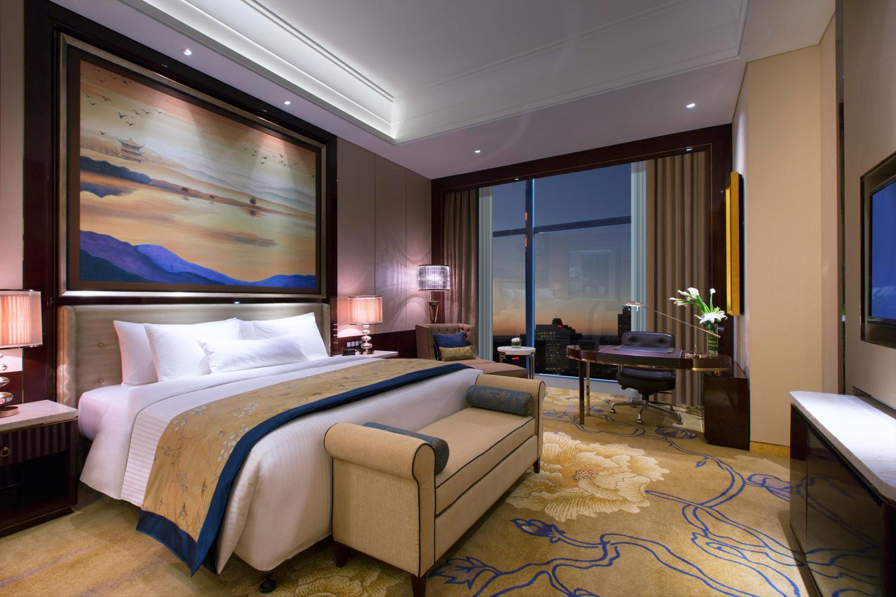 Deluxe, King Bed, Smoking