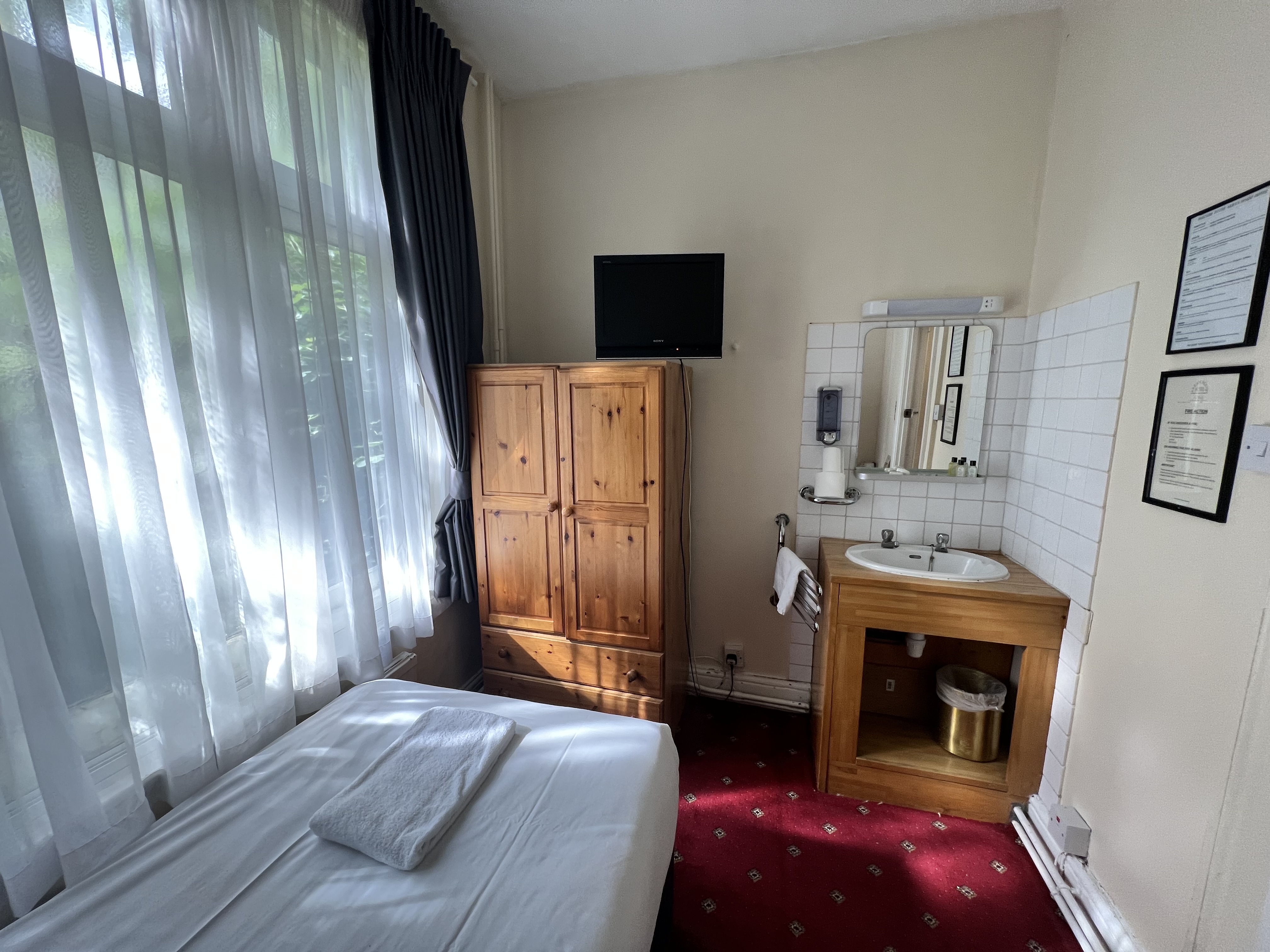 Room, Single, Shared Bathroom