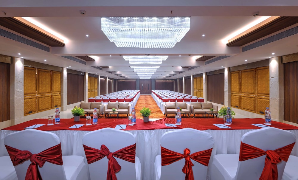 Royale Sarovar Portico Agra 52/65
