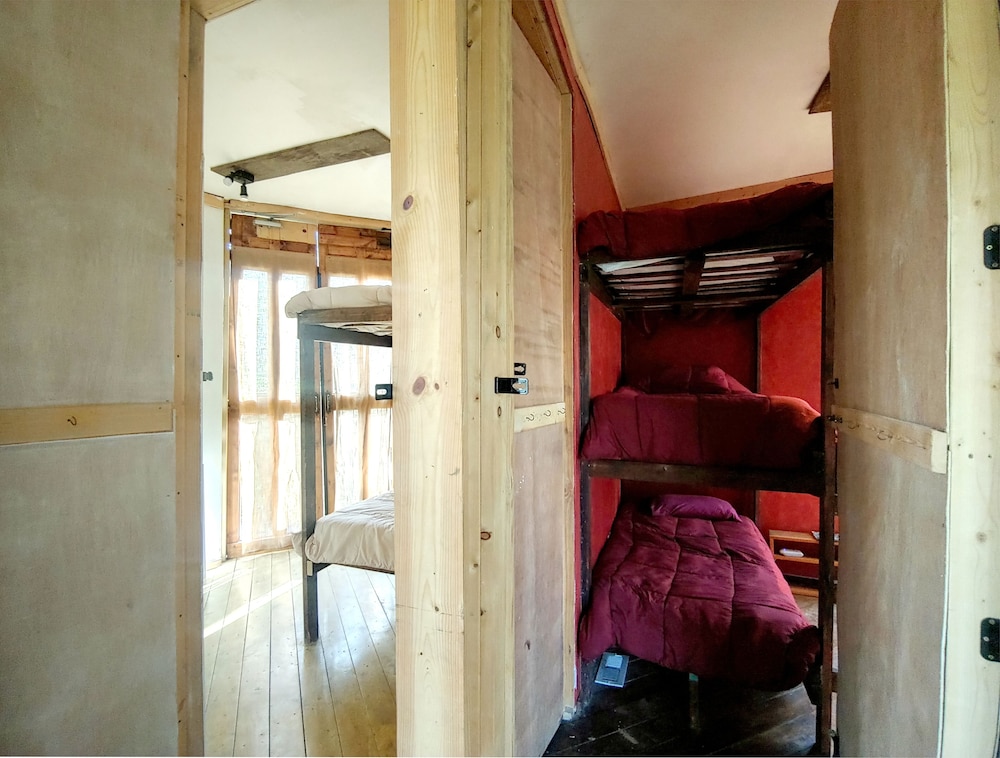 Lost River Hostel 50/50