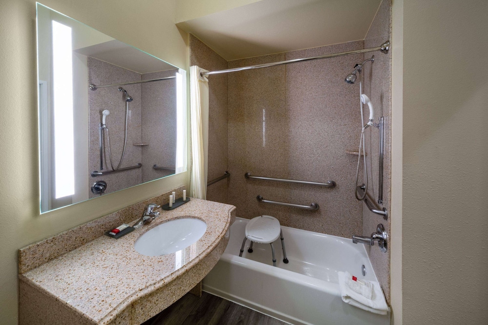 Suite, King Bed, Accessible, La Quinta Inn & Suites by Wyndham Houston New Caney 4/6