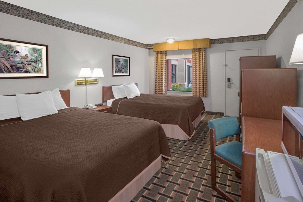 Quality Inn Grand Rapids Near Downtown 16/27