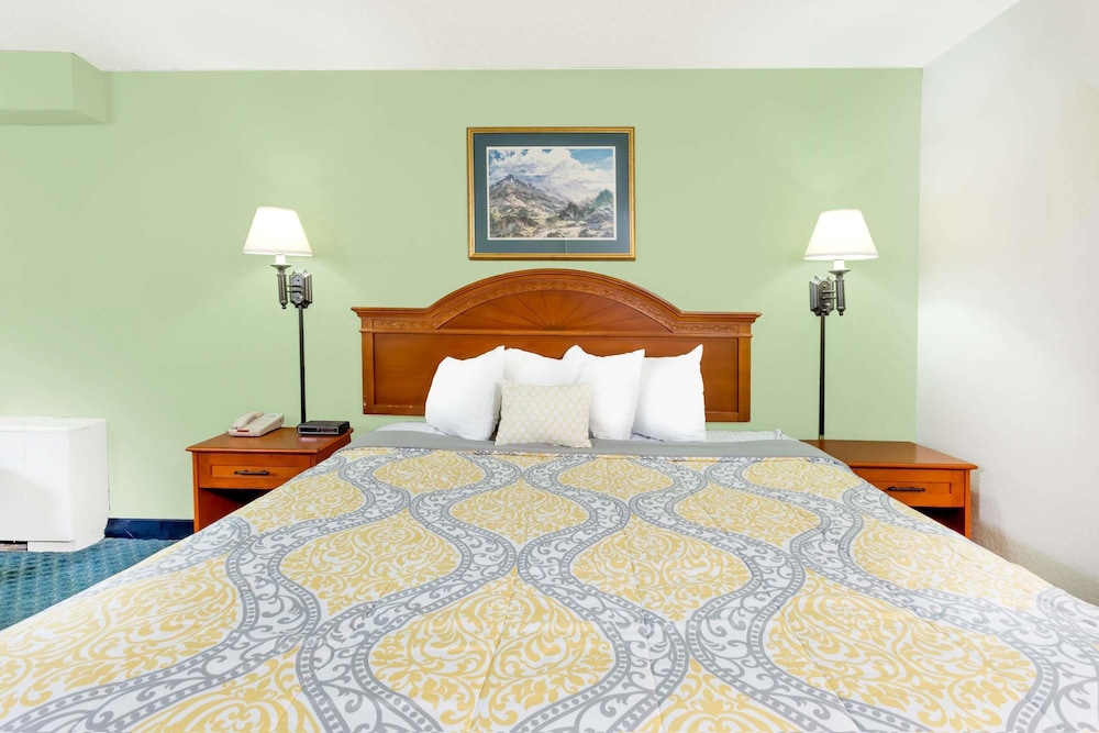 Days Inn by Wyndham Cedar Falls - University Plaza 6/20