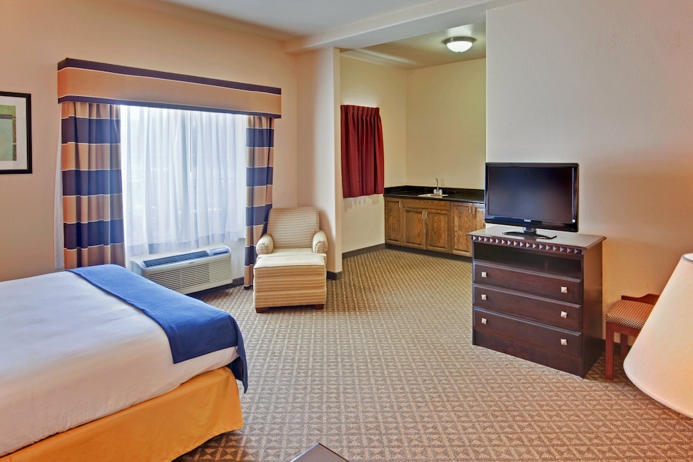 Holiday Inn Express Delano Hwy 99 22/49