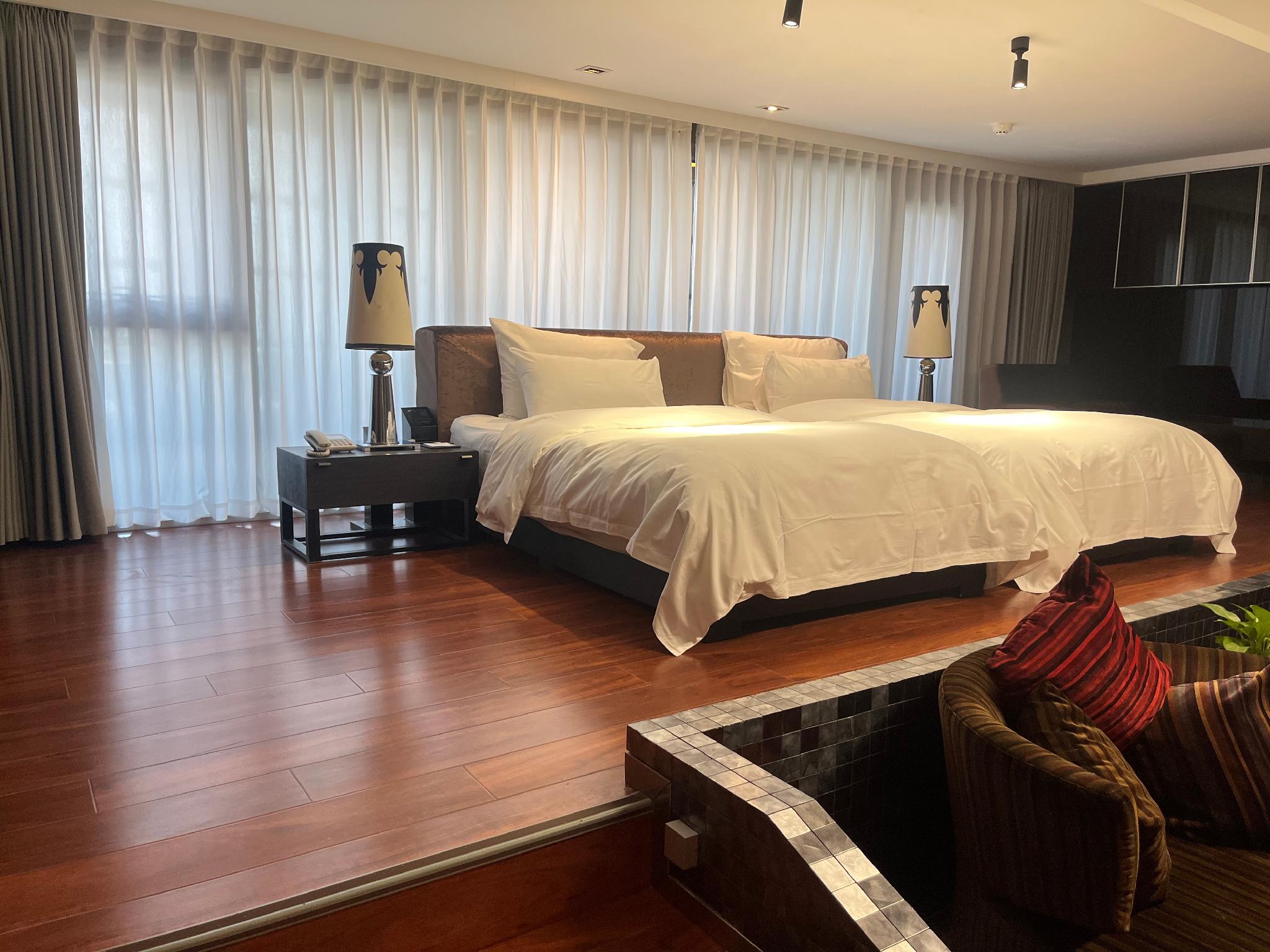 Room, Twin Beds, No Window
