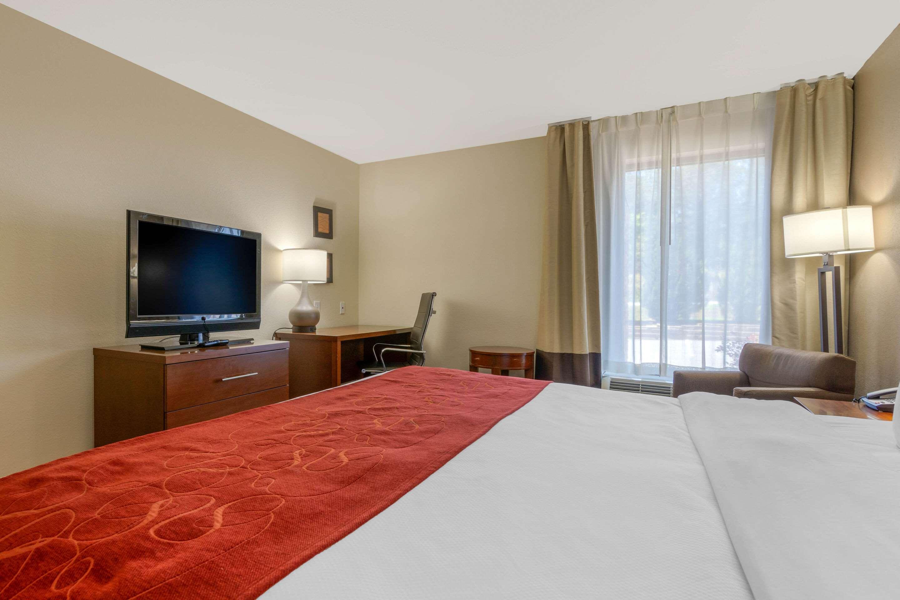 ROOM, KING BED