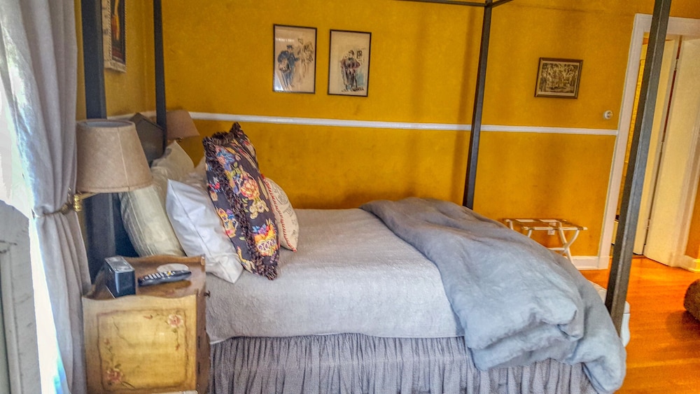 Albert, Superior, Suite, 1 King and 1 Single Beds, Garden View