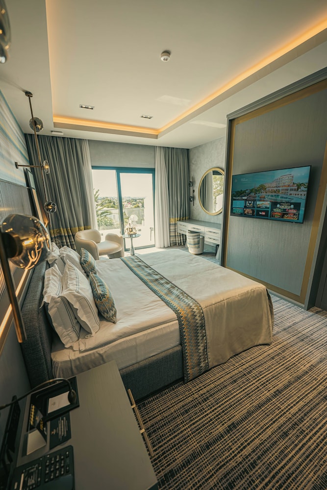 Deluxe, Double Bed, Land View