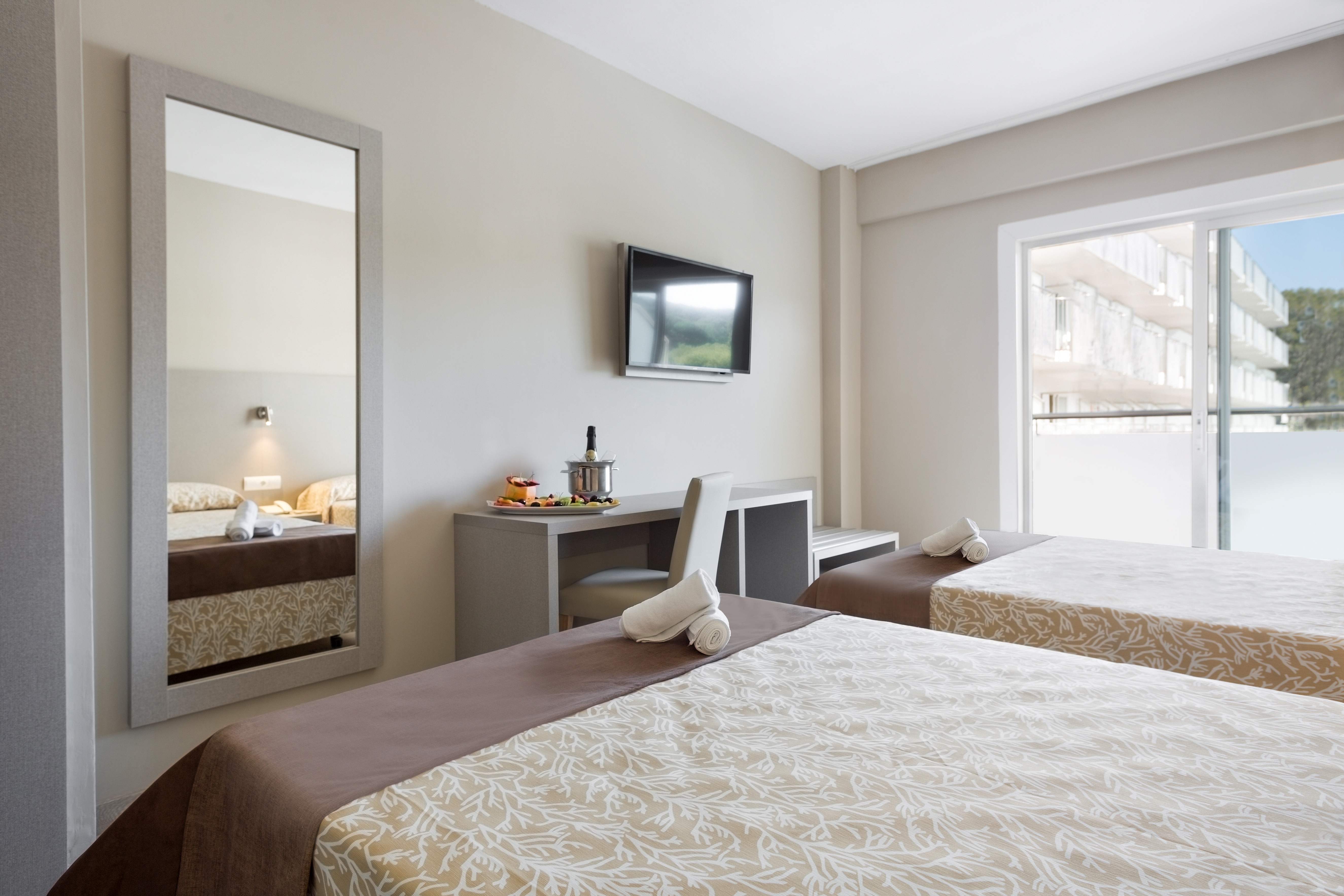 ROOM, SINGLE