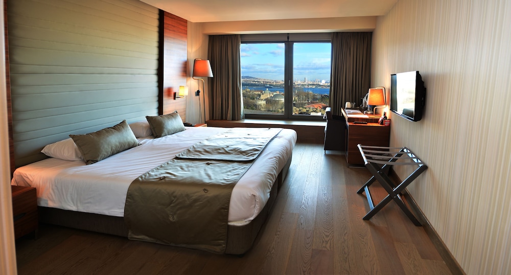 ADJOINING, SEA VIEW