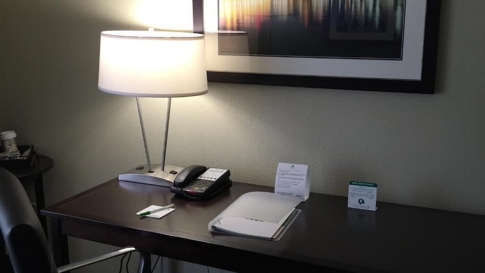 Holiday Inn Harrisburg East 24/61
