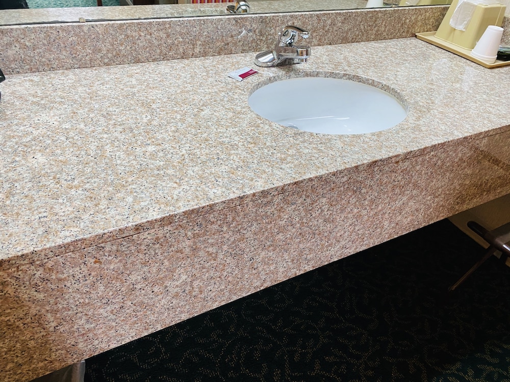 Harrisonville Inn & Suites 25/29