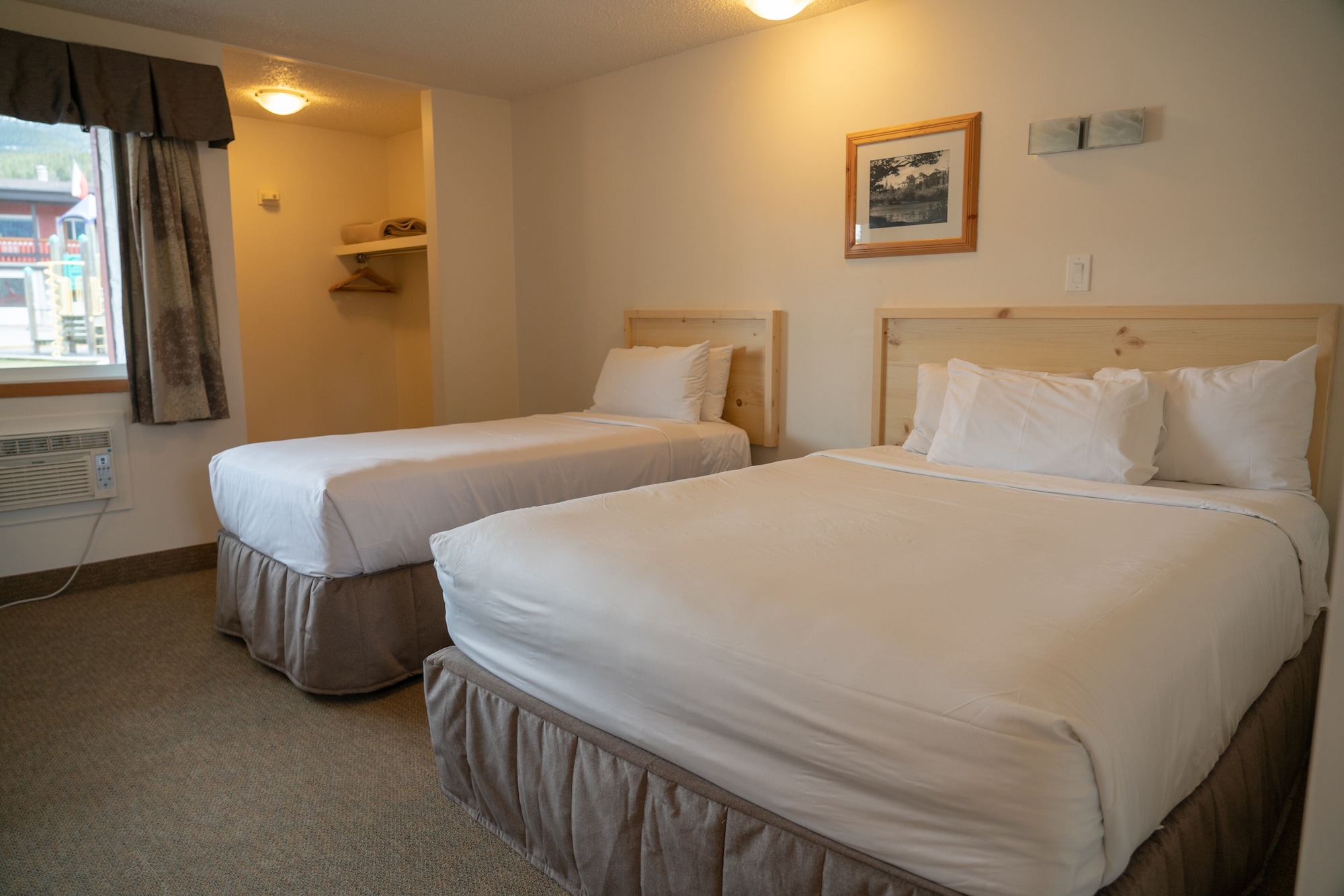 ROOM, TWIN BEDS, QUEEN BED