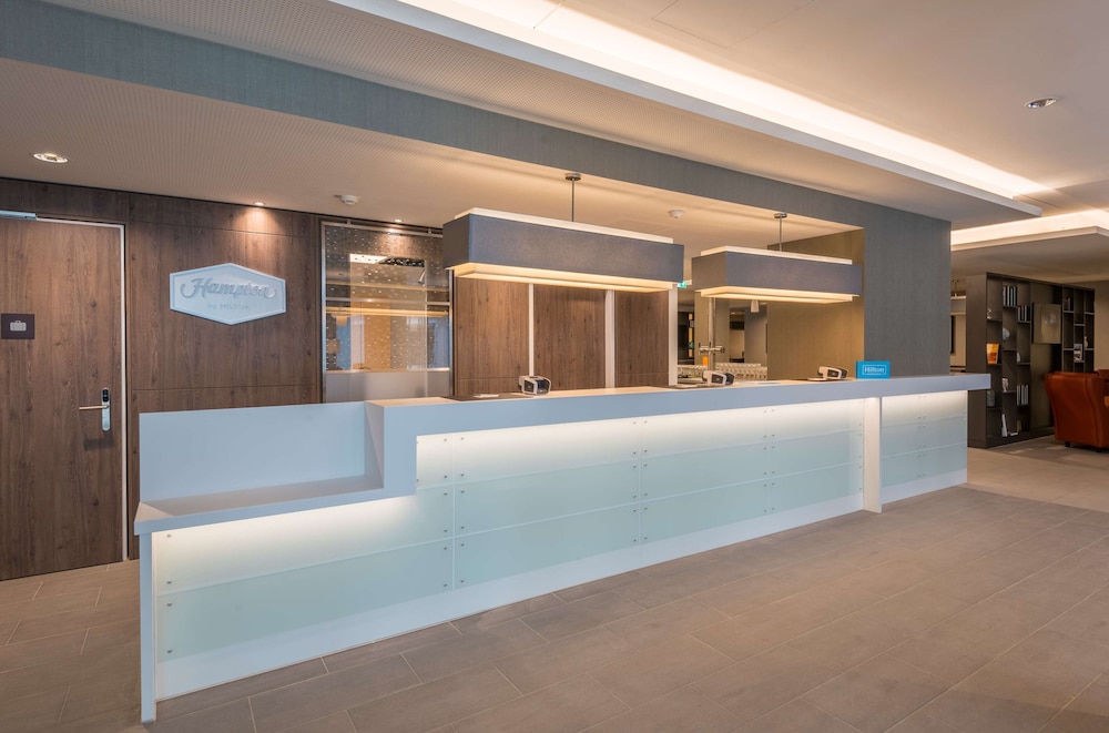 Lobby at HAMPTON BY HILTON MUNICH CITY WEST, MUNICH