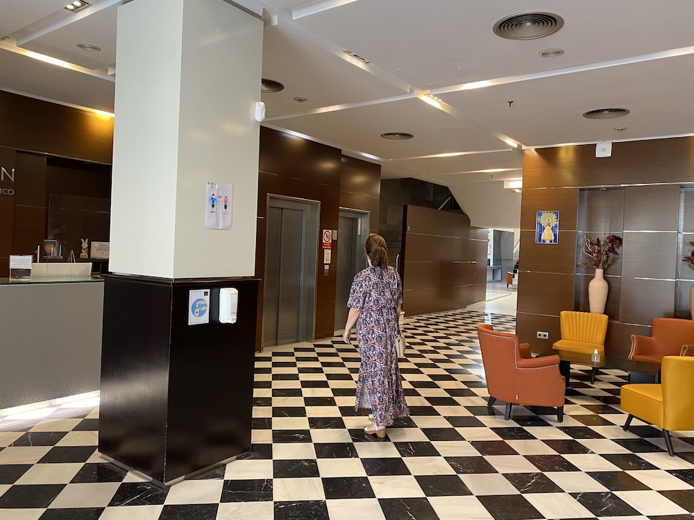 Hotel Num 8/53