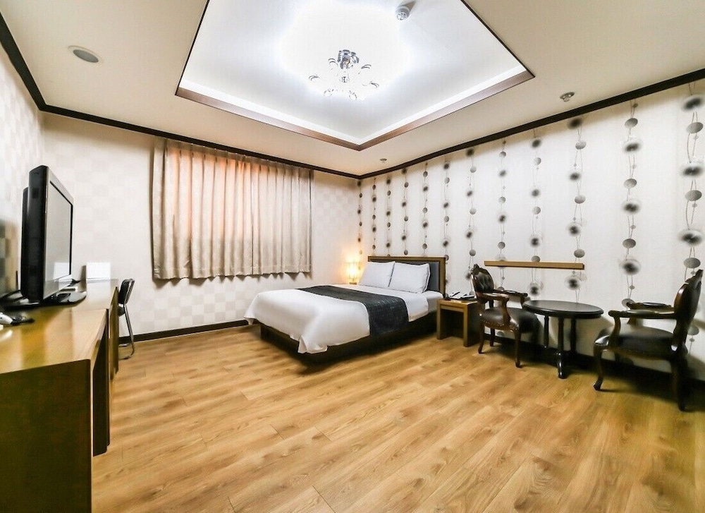 Chanel Hotel 13/19